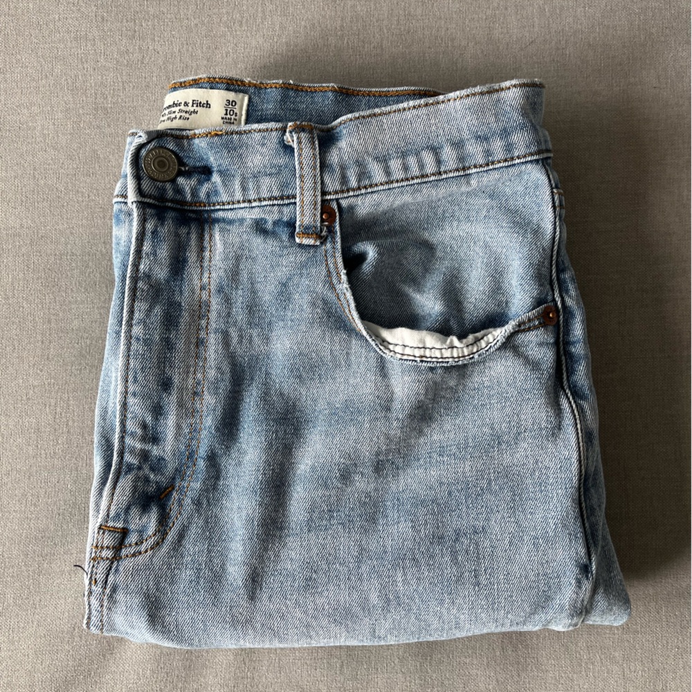 Abercrombie Curve Love The 90’s Slim Straight Ultra High Rise Jean, Size 30S